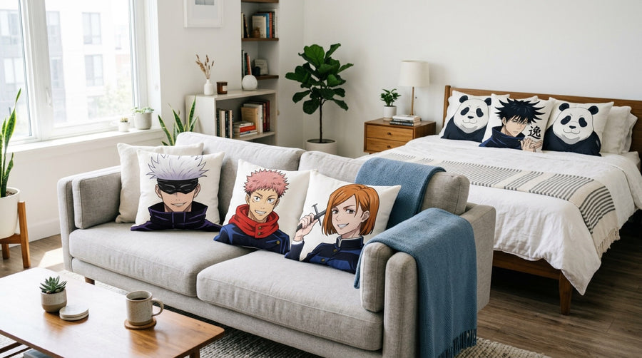 Coussins Jujutsu Kaisen sur un canapé et un lit dans un salon lumineux, motifs Gojo, Itadori, Nobara, Megumi et Panda