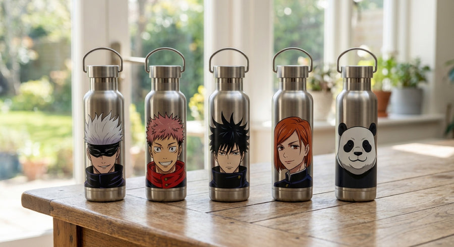 Die Jujutsu Kaisen Trinkflaschen aus Edelstahl stehen in einer Reihe auf einem Holztisch und zeigen die Porträts von Gojo, Itadori, Megumi, Nobara und Panda.