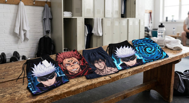 Shorts Jujutsu Kaisen : cinq shorts imprimés Gojo, Sukuna et Toji alignés sur un banc de vestiaire