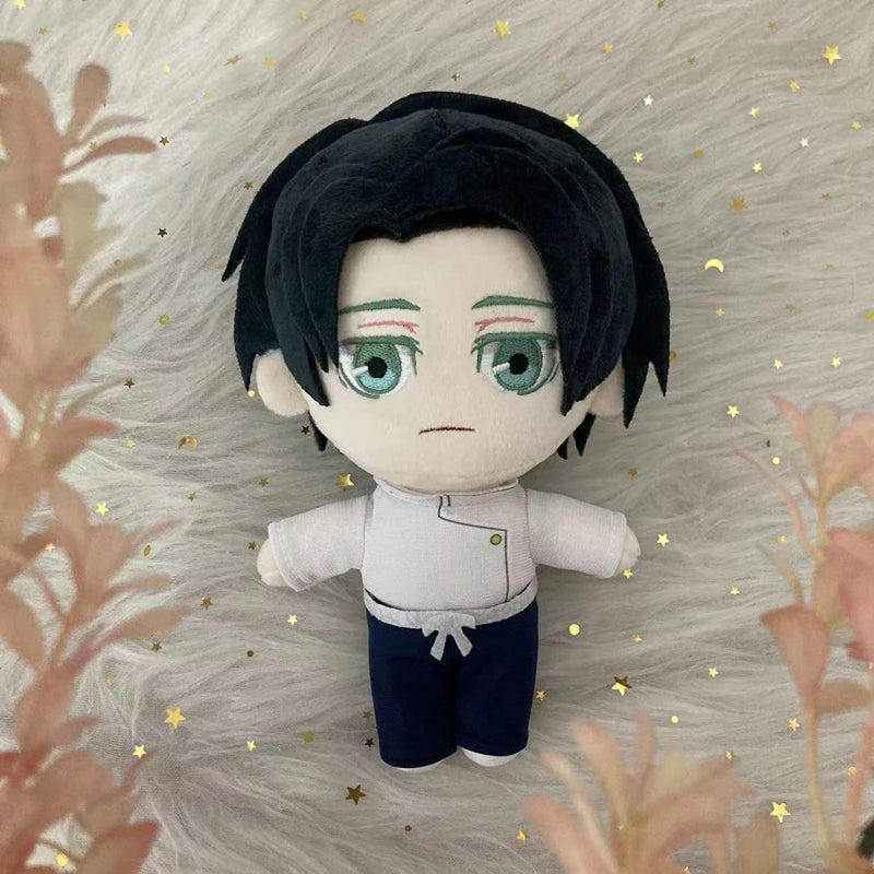 Peluche chibi Yuta Okkotsu, cheveux noirs, yeux verts, t-shirt blanc et pantalon foncé