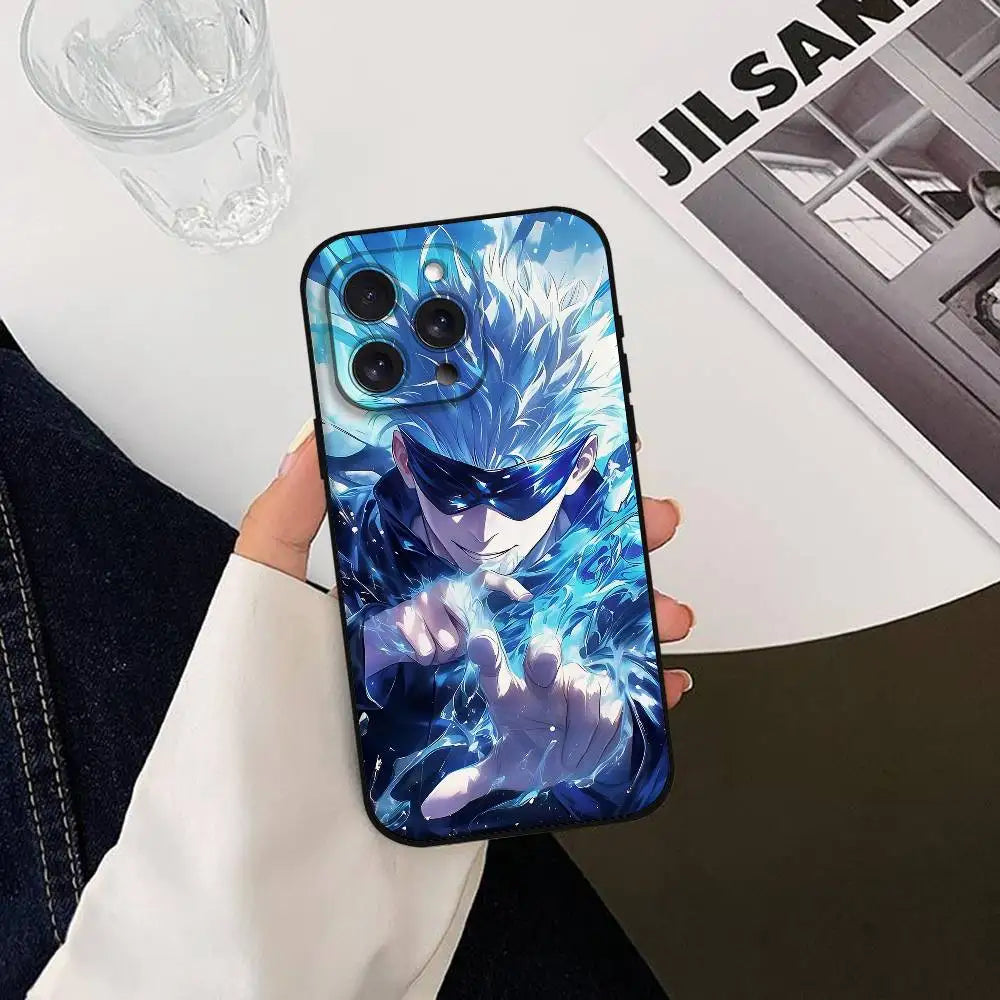 Coque iPhone bleue avec illustration Gojo Satoru et motifs d’énergie, contours noir.