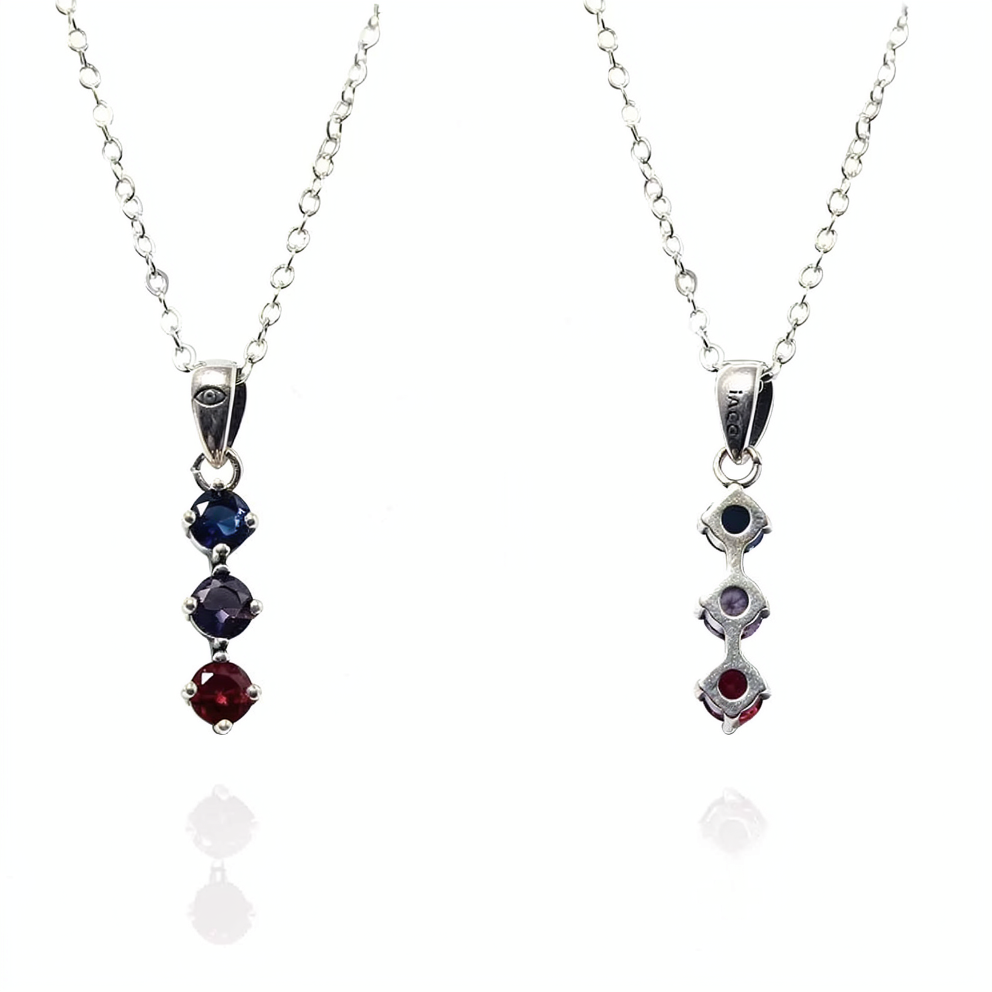 Collier à chaîne argentée et pendentif à trois pierres bleu, violet et rouge, vue complète.