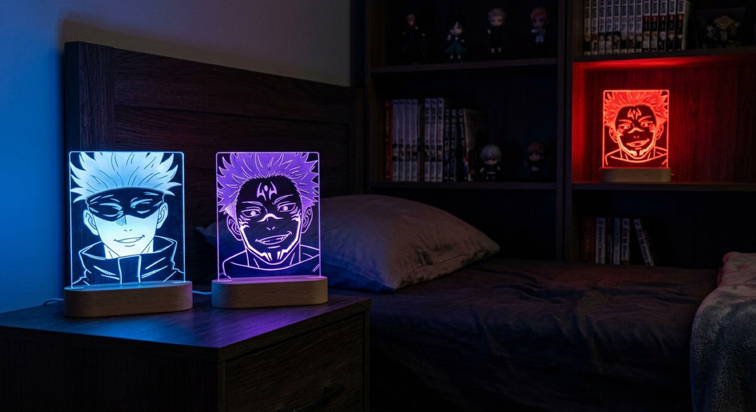 Lampes LED Jujutsu Kaisen : plaques acryliques gravées de Gojo et Sukuna allumées en bleu, violet et rouge dans une chambre