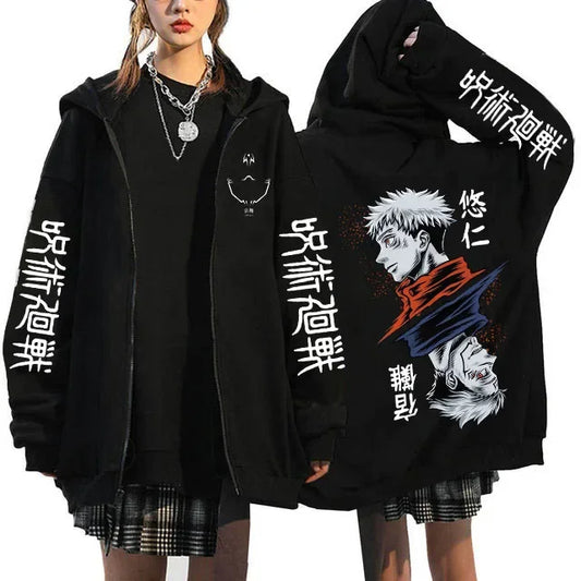 Schwarze Jacke mit Kapuze, mit dem Aufdruck Yuji Kanji Yujin auf dem Rücken und auf der Vorderseite.