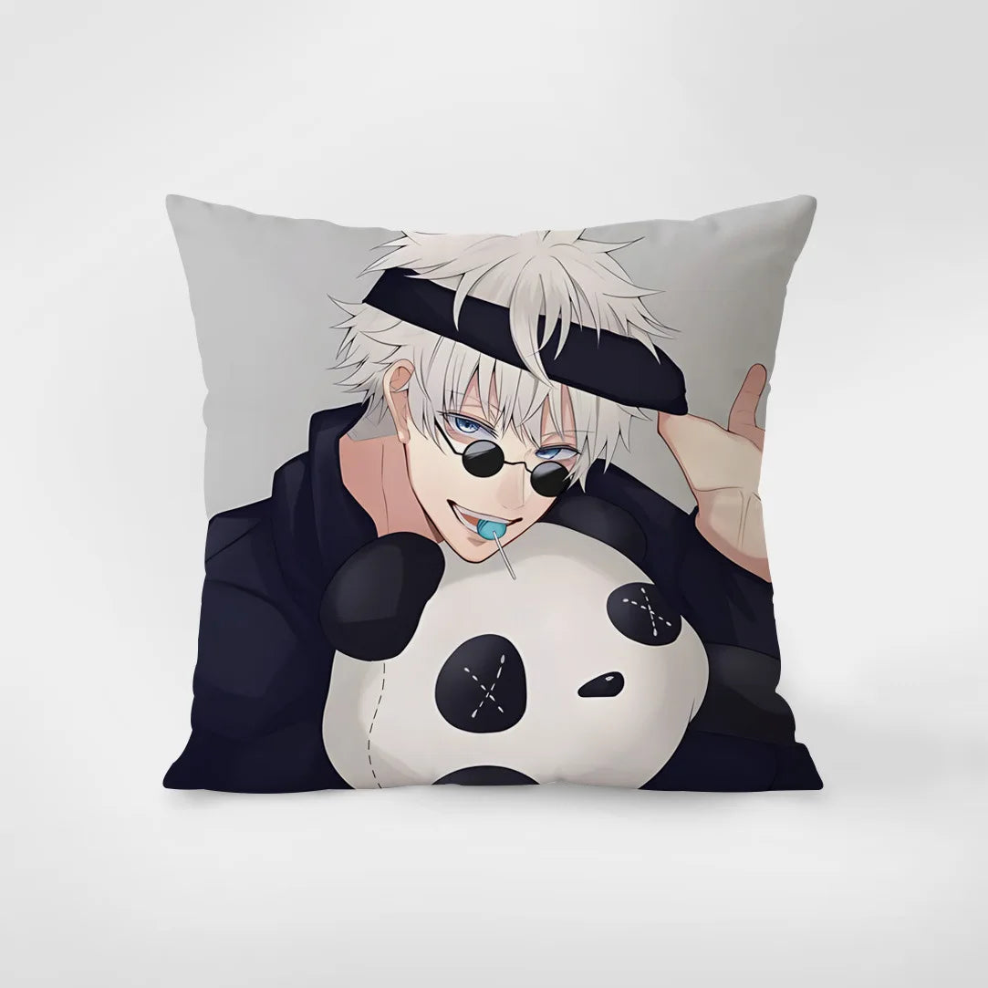 Coussin carré avec personnage anime en costume et tête de panda imprimée