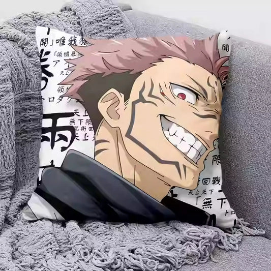 Coussin Jujutsu Kaisen Sukuna Sourire Dents Kanji : housse de coussin gris avec portrait de Sukuna, sourire et kanji visibles.