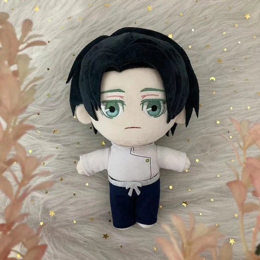 Peluche chibi Yuta Okkotsu, cheveux noirs, yeux verts, t-shirt blanc et pantalon foncé