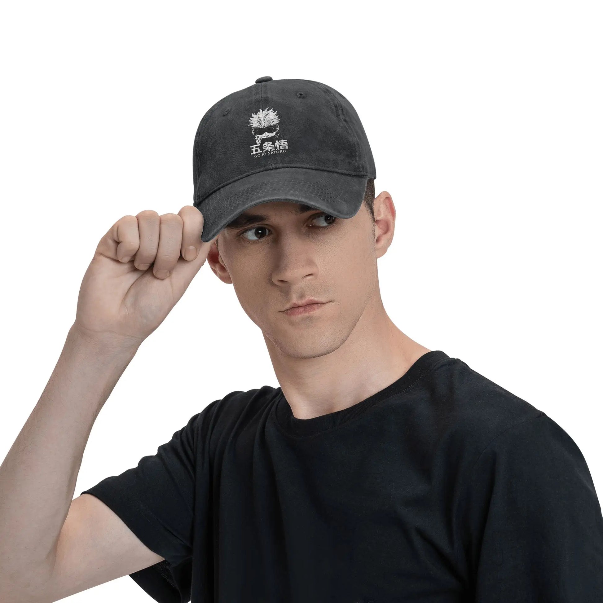 Casquette noire Gojo portée, visière courbée et broderie frontale