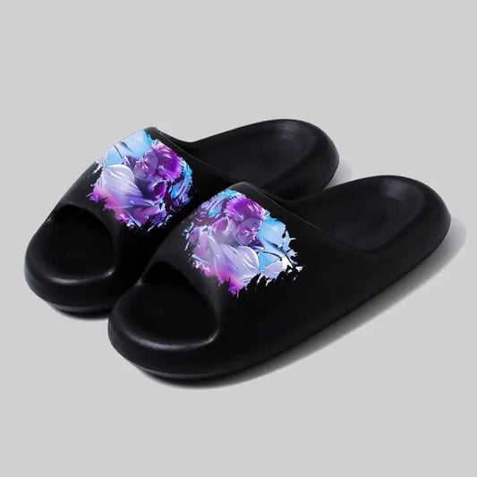 Claquettes noires avec impression violette et bleue sur la bride, bout ouvert