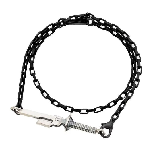 Collier à chaîne noire avec pendentif en forme de lance inversée argentée et fermoir
