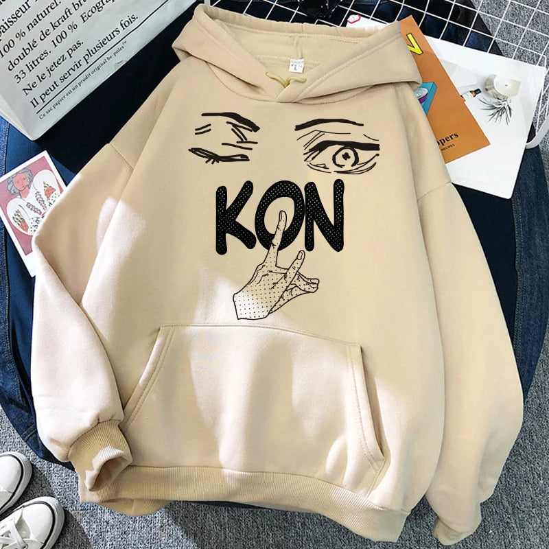 Sweat à capuche beige, grand imprimé noir “KON” et yeux sur la poitrine.