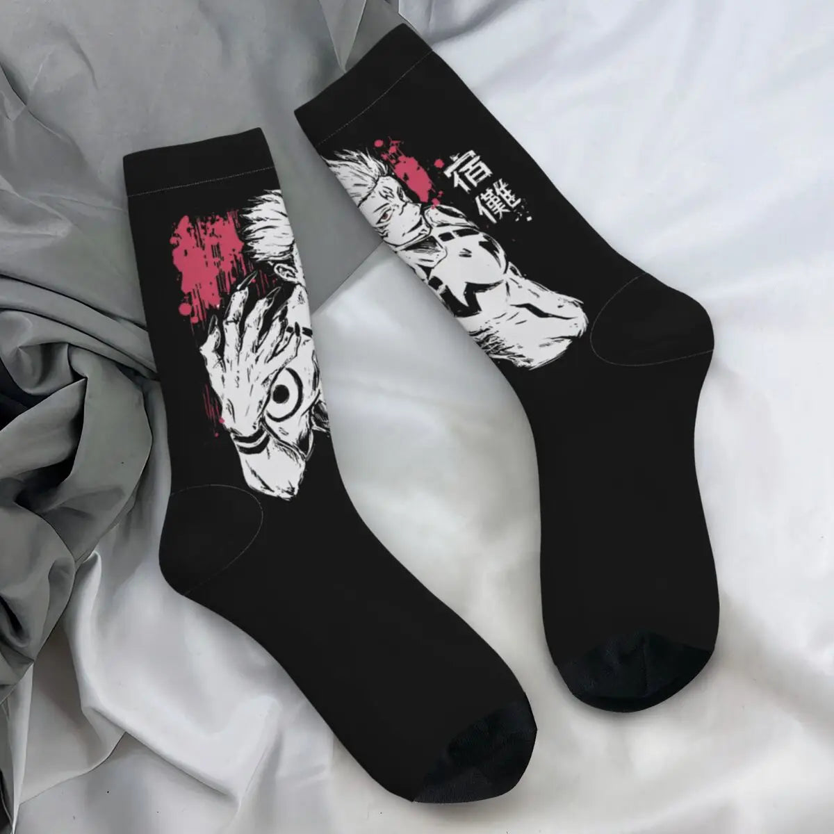 Paire de chaussettes noires Sukuna, motif blanc et éclaboussures rouges, présentation