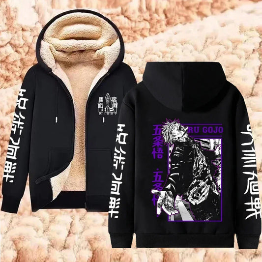 Schwarze Fleecejacke mit Kapuze und Reißverschluss, mit großem violettem Aufdruck auf dem Rücken.
