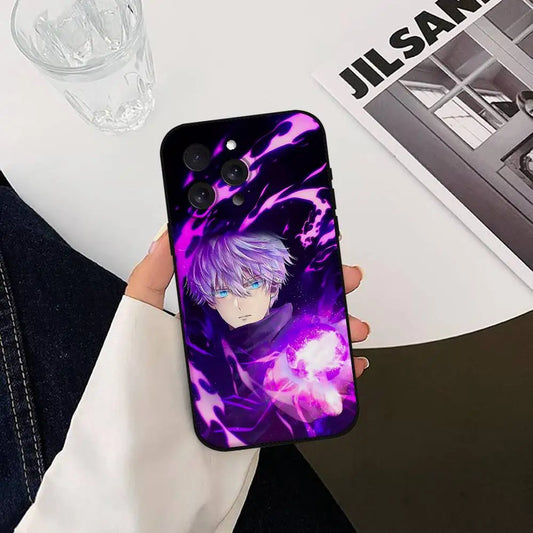 Coque iPhone violette avec Gojo Satoru et motifs « Domaine Violet »