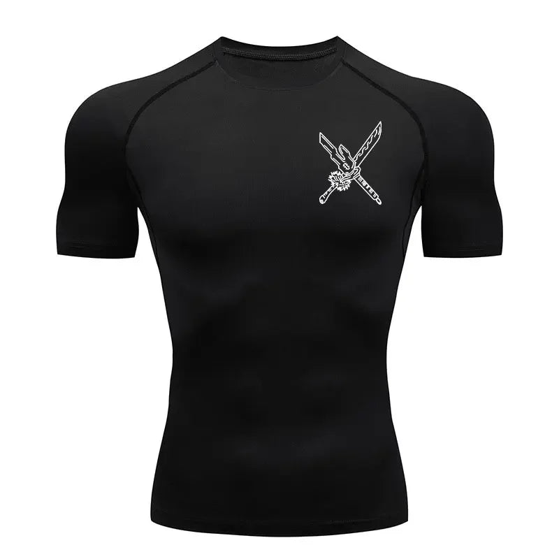 T-shirt de compression noir, col rond, logo blanc croix d’armes sur la poitrine.