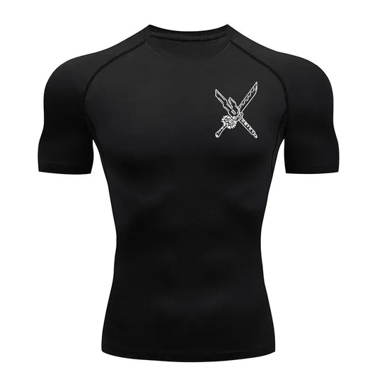 T-shirt de compression noir, col rond, logo blanc croix d’armes sur la poitrine.