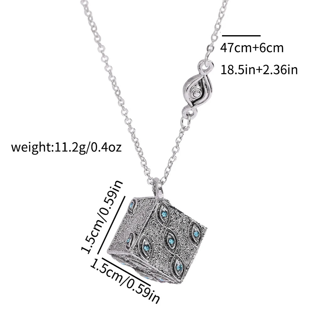 Collier avec pendentif cubique gravé argenté et pierres bleues, chaîne à maillons fins