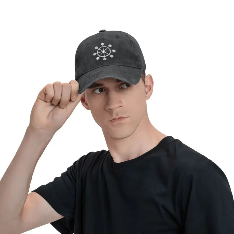 Casquette noire portée, logo Mahoraga blanc sur le devant et visière courbée