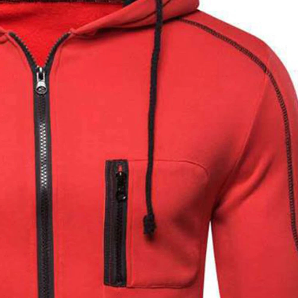 Veste à capuche zippée rouge, fermeture éclair noire et poche poitrine avec étiquette