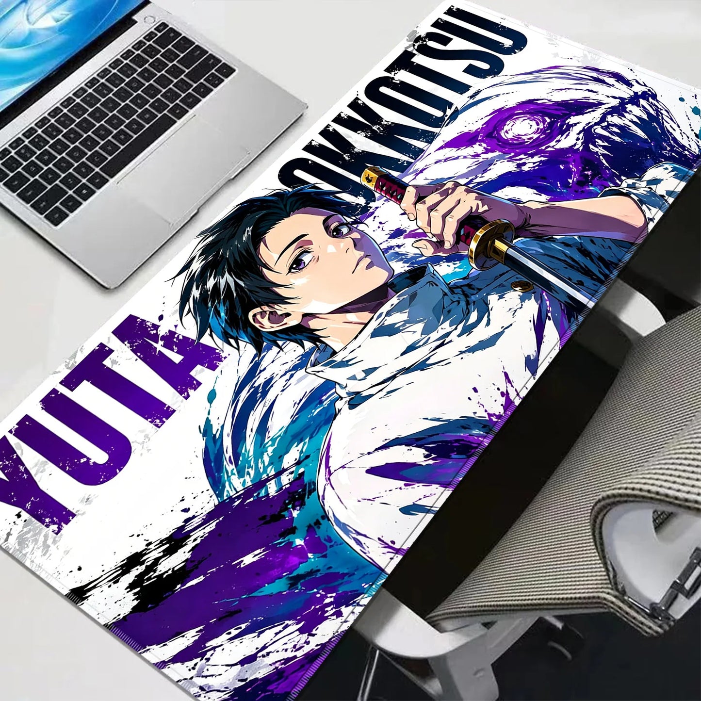 Tapis de souris Jujutsu Kaisen Yuta Okkotsu Bleu et Blanc : rectangulaire bleu et blanc avec personnage anime violet tenant une épée