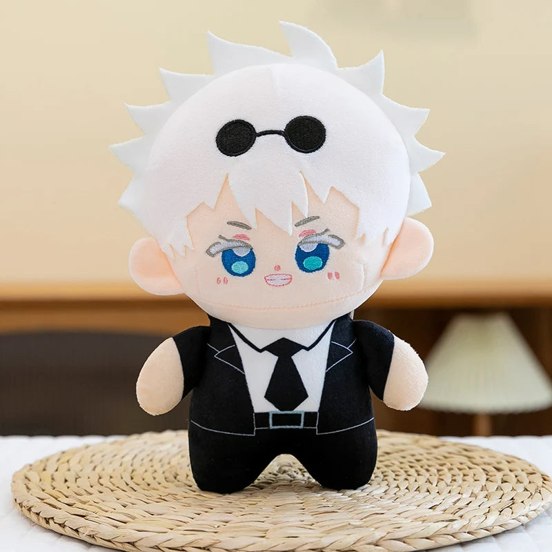 Peluche Gojo Satoru en uniforme noir, cheveux blancs et lunettes rondes, cravate noire