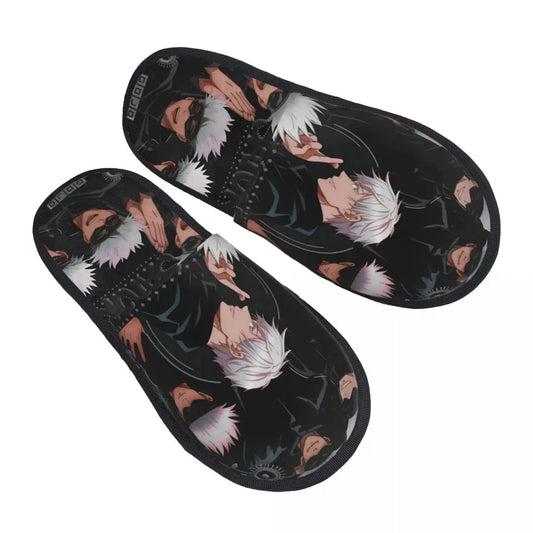 Chaussons noirs à motif anime Gojo, personnages blancs et texte sur la semelle