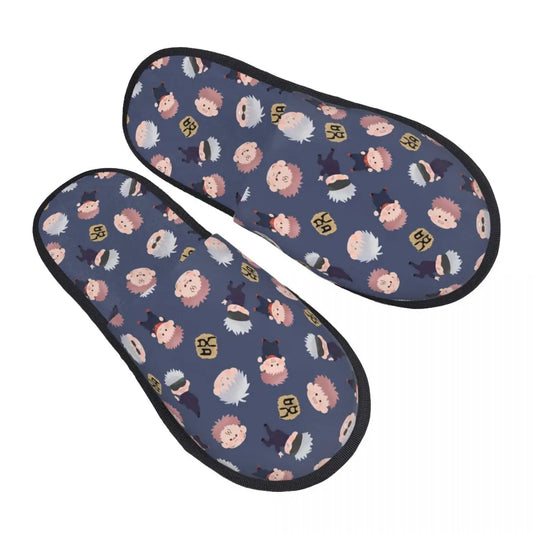 Chaussons bleu nuit à motifs chibi sur toute la surface, semelle noire contrastée