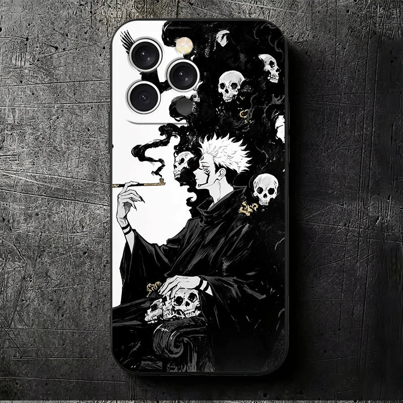 Coque iPhone noire avec crâne et illustration anime, ouvertures pour caméras