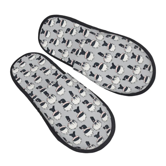 Chaussons gris à motif chibi pingouins, bord noir, forme semelle intérieure
