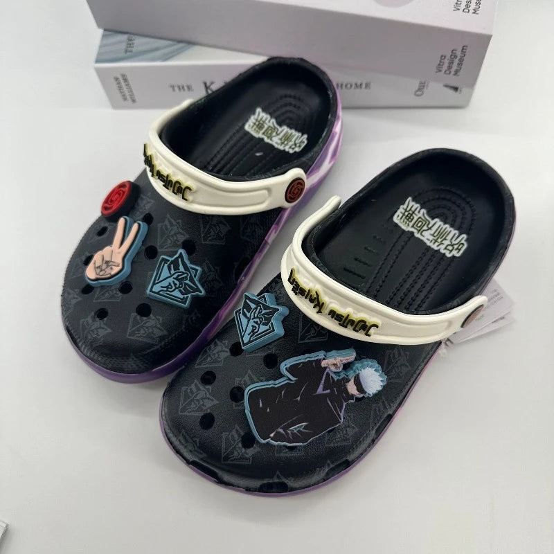 Paire de sabots Crocs noirs et violet, brides blanches, motifs Jujutsu Kaisen