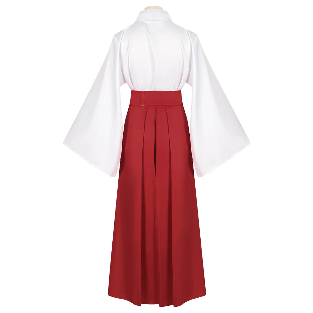 Ensemble de cosplay vu de dos : kimono blanc et jupe longue rouge plissée à la ceinture.