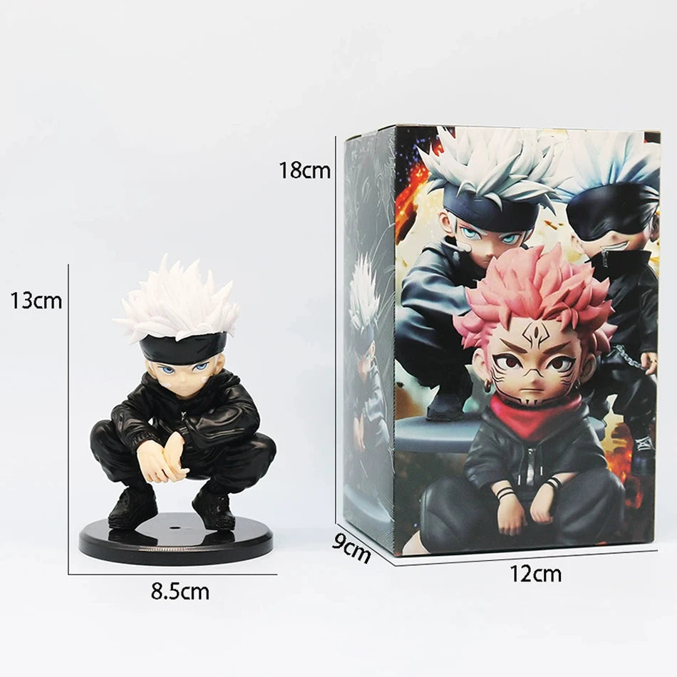 Figurine Chibi Gojo aux yeux bleus, vêtue d’une tenue noire, dans sa boîte