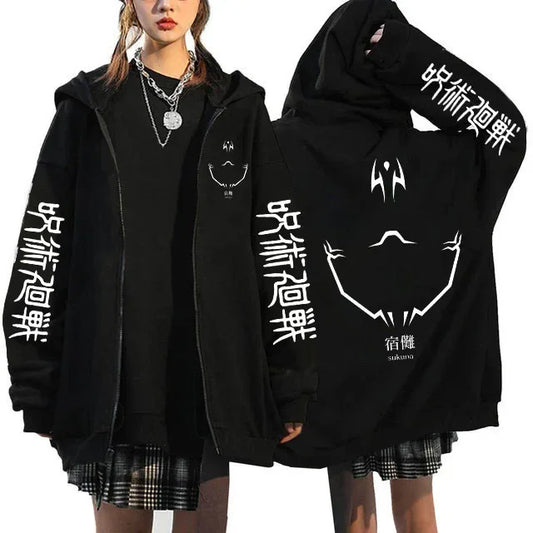 Schwarze Jacke mit Kapuze und Reißverschluss, mit weißen Aufdrucken auf der Vorderseite und auf dem Rücken.
