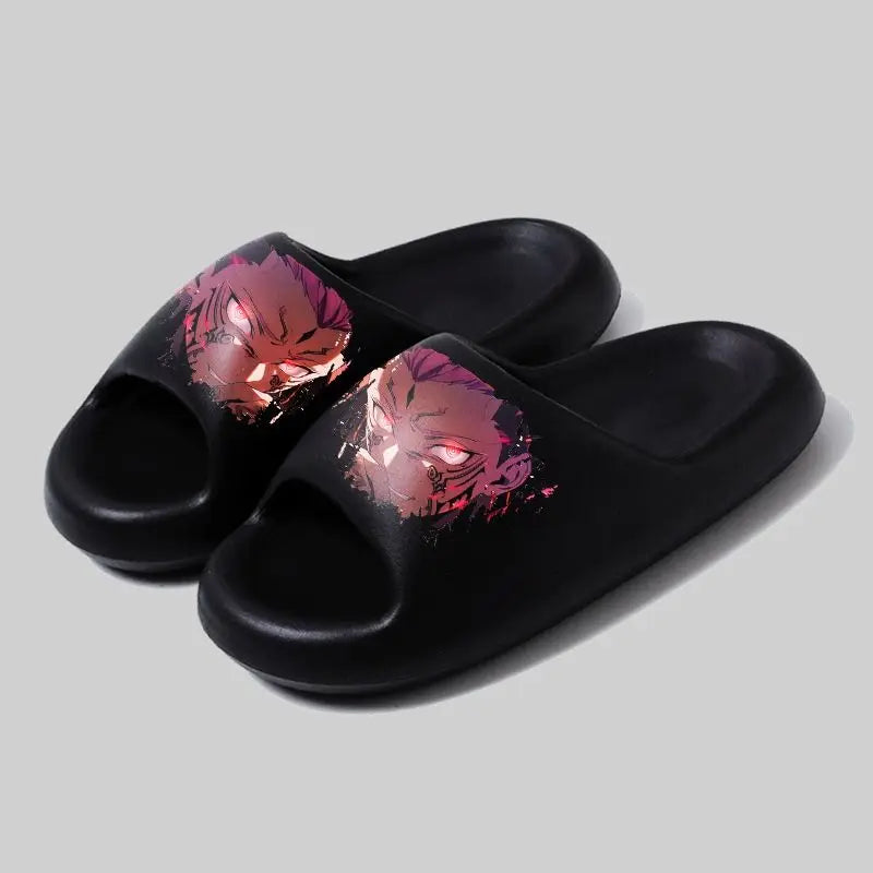 Claquettes noires à imprimé rouge représentant un visage de manga, dessus en tissu