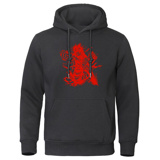 Sweat à capuche noir avec grand motif rouge au centre et poche kangourou.
