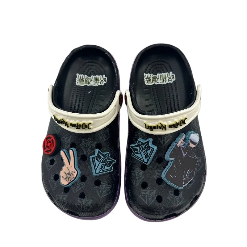 Paire de sabots Crocs noirs à brides blanches, motifs Jujutsu Kaisen, décor personnages