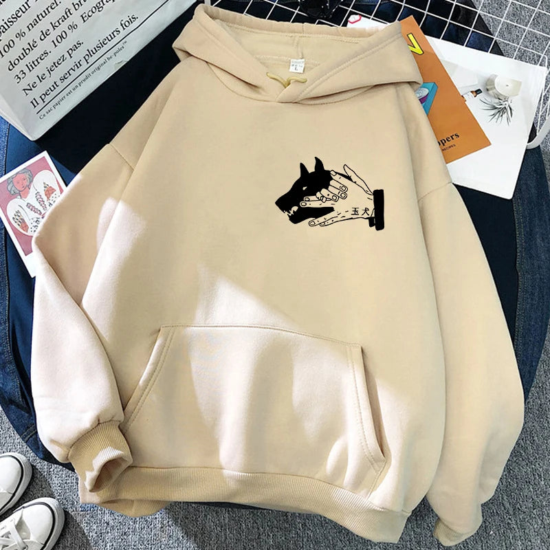 Sweat à capuche beige, grande poche kangourou et silhouette noire de chien sur le devant