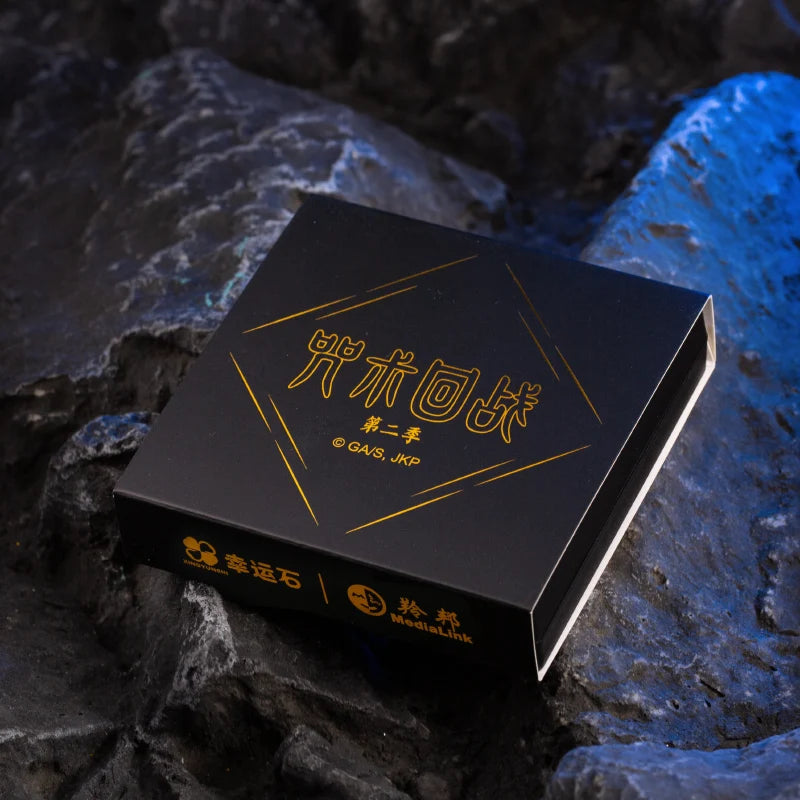 Boîte cadeau noire avec inscriptions et logo dorés