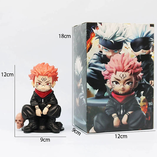 Figurine chibi en uniforme noir, col rouge, cheveux orange, crâne à côté