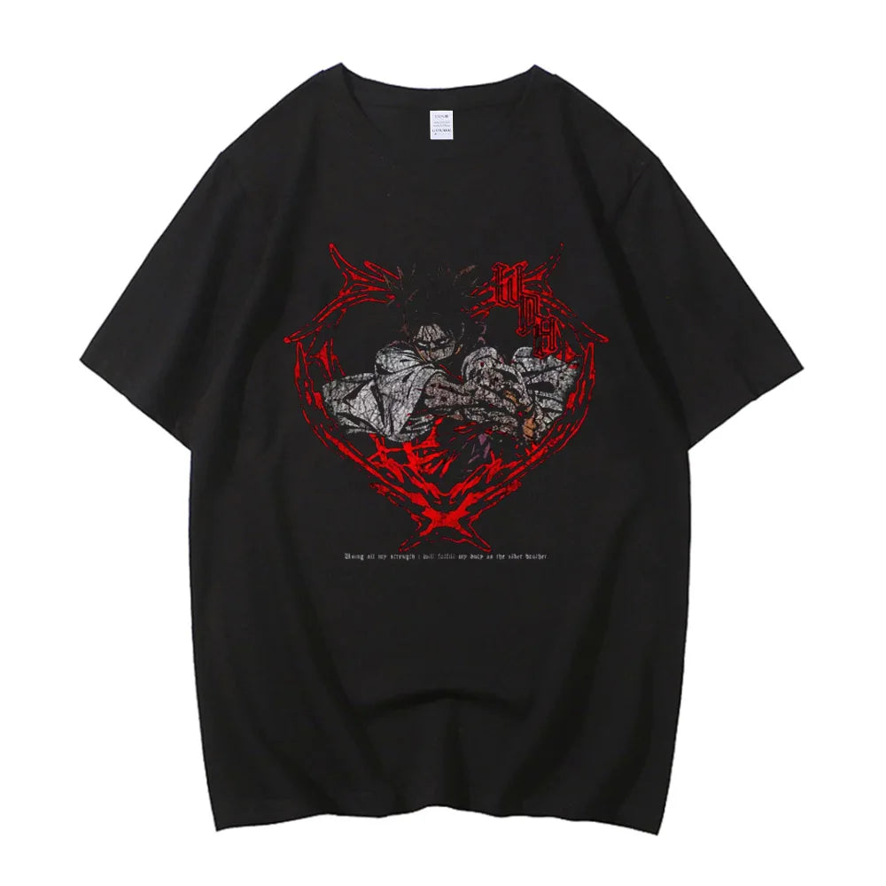 T-shirt noir avec grand visuel rouge et gris au centre, manches courtes
