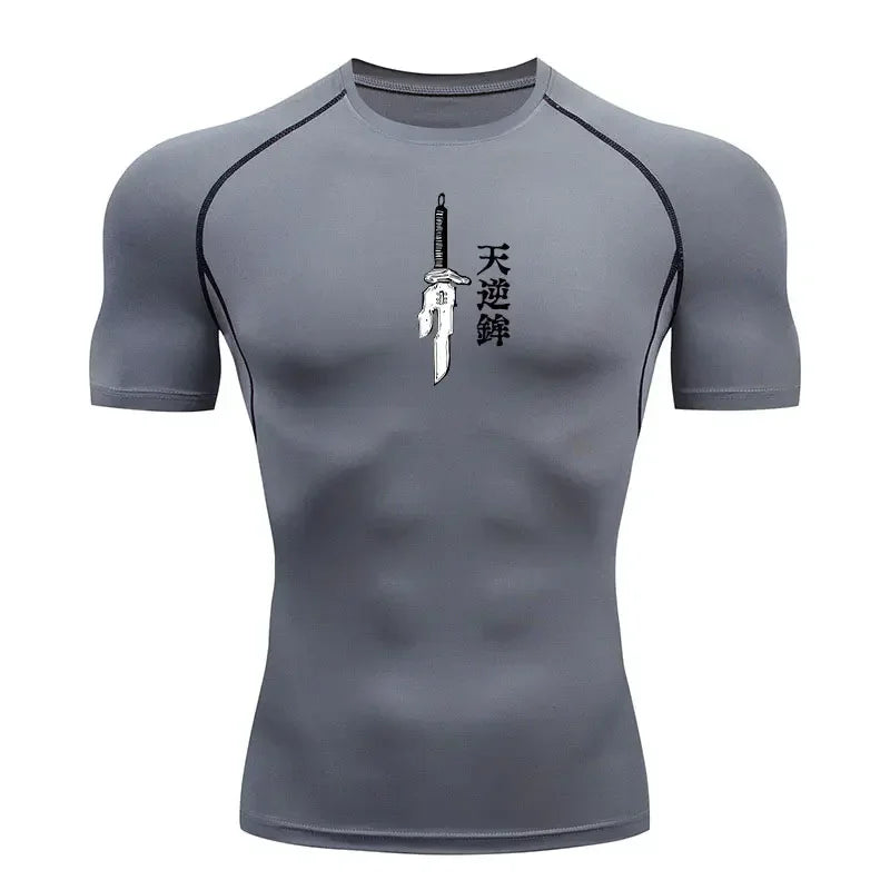 T-shirt de compression gris, impression blanche d’épée avec texte vertical sur la poitrine.