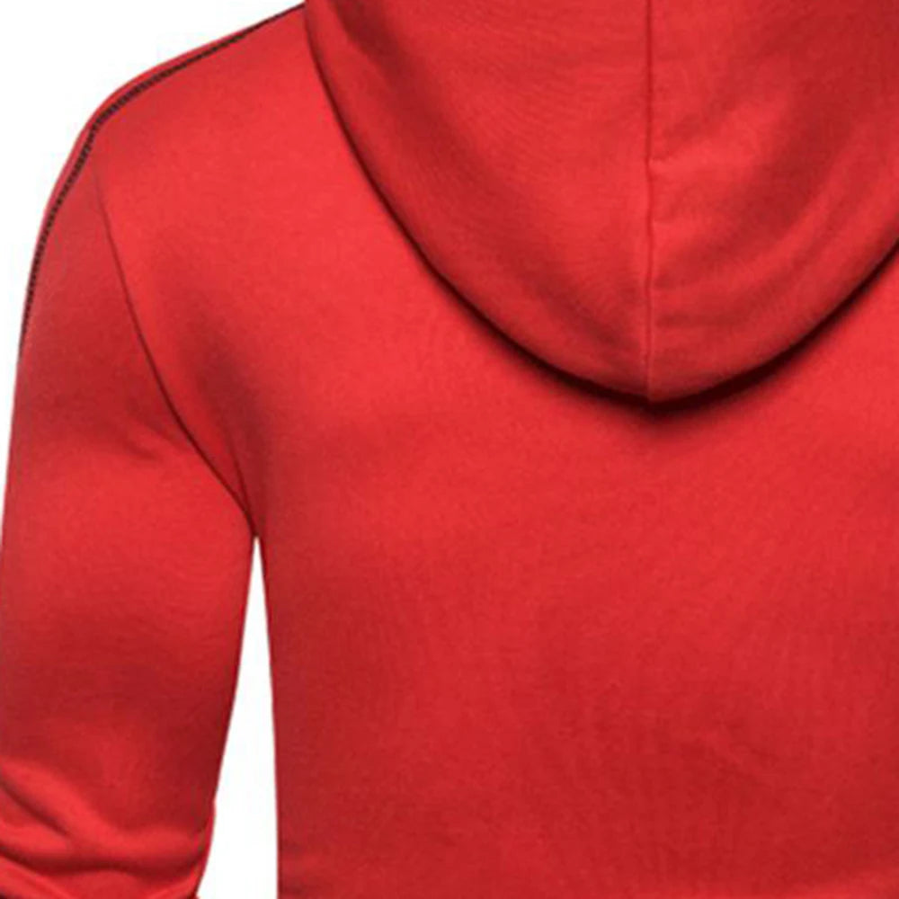 Veste à capuche rouge, capuche repliée et couture ronde près du col