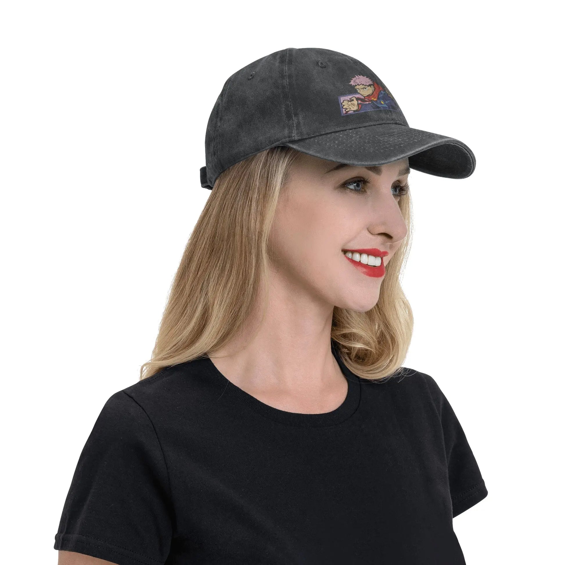 Casquette noire Jujutsu Kaisen sur modèle, patch Yoji Itodori visible sur le côté