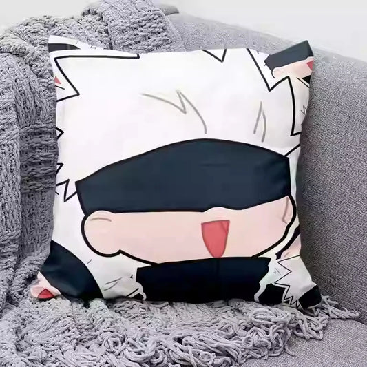 Coussin Jujutsu Kaisen Gojo Chibi Langue Tirée : housse de coussin blanche avec visage chibi, langue tirée, contours noirs