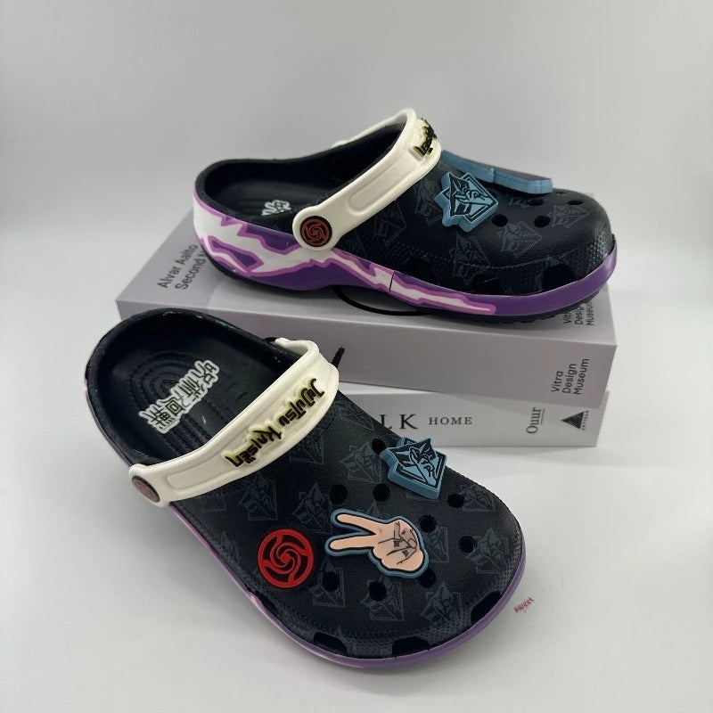 Sabots Crocs noirs à brides blanches, semelle violette, motifs Jujutsu Kaisen