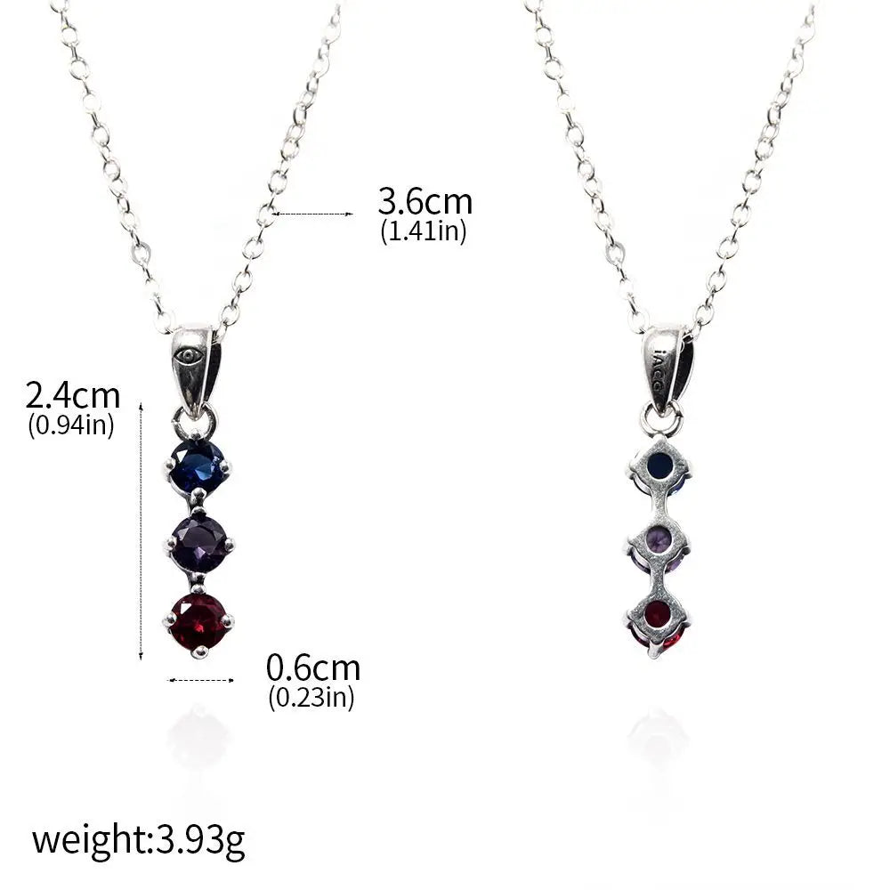 Collier à chaîne argentée, pendentif avec trois pierres bleu, violet et rouge.