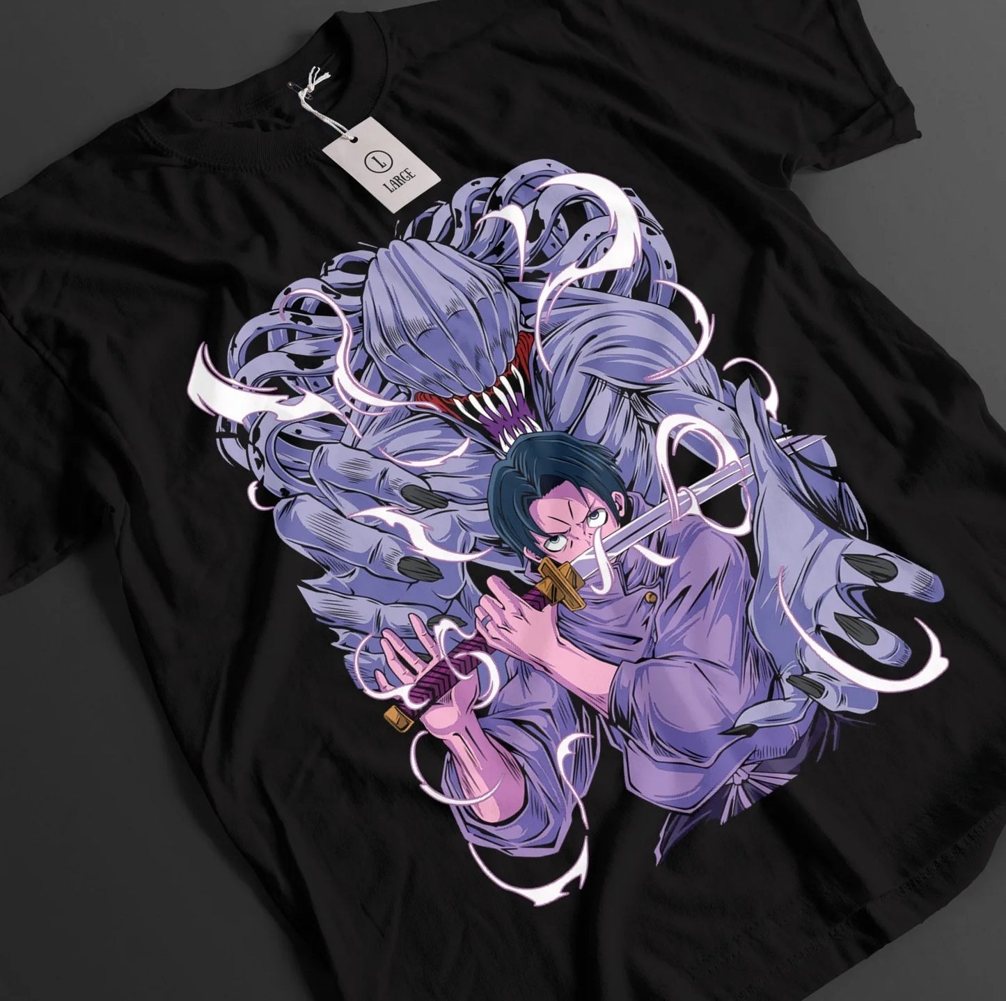 T-shirt noir à grand visuel anime violet et rose sur le devant