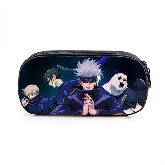 Trousse Jujutsu Kaisen Main Clan Kyoto : à crayons bleu foncé zippée, imprimé personnages anime sur le devant.