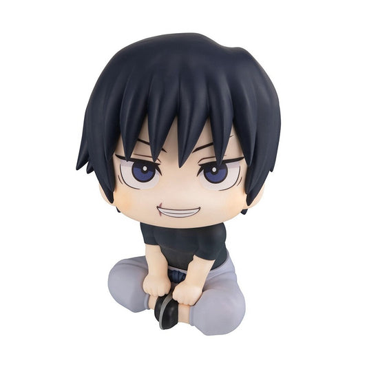Figurine chibi Toji Fushiguro assis souriant, cheveux noirs, tenue sombre, 10 cm