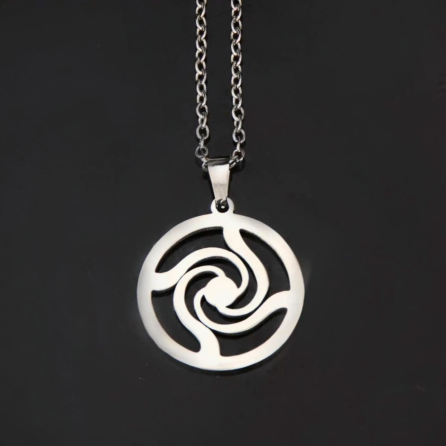 Collier Jujutsu Kaisen : pendentif rond blanc avec tourbillon noir, chaîne à maillons argent